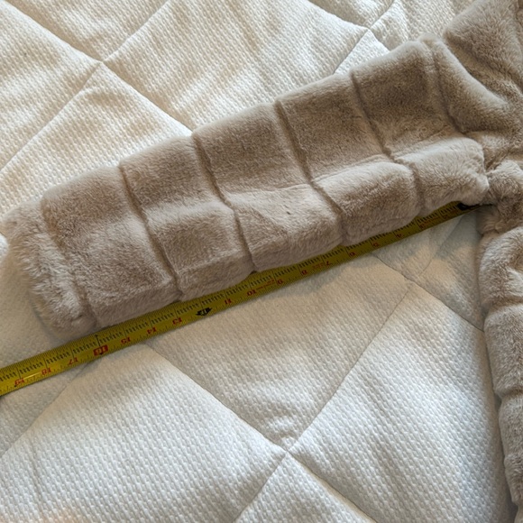 NWT Vegan Fur jacket - Picture 15 of 16